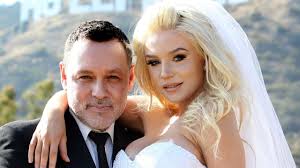 Courtney stodden renews vows with doug hutchison with. Doug Hutchison 59 Spills On Failed Marriage To Teen Bride Courtney Stodden