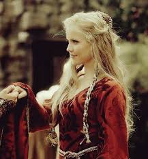 فكتوريا البدايات رعشات خوف بريء من أن لا تغمرني يوما Claire Holt Bright Outfits The Originals