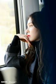 Irene Looking Over The Window Photogenic Beludru Merah Wanita Wanita Cantik