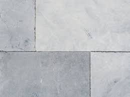 Kleinere Gebrauchsspuren Handwerklicher Arbeit Verleihen Dem Blaustein Azur Einen Lebendigen Charakter Jonastone Blaustein Kalkstein Natursteine