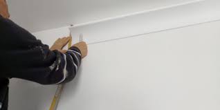 Un elemento prefabbricato decorativo da utilizzare come cornicione sta pian piano sempre più sostituendo i cornicioni eseguiti tramite il getto di cls o cemento. Cornici In Polistirolo Per Esterni E Interni Come Montarle Su Soffitti O Pareti Masterbrico Com