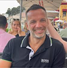 Quick question re Katz deli. I know we'll have to queue to get in and get a  ticket, but how does getting a table work? Party of 4, do 2 find an