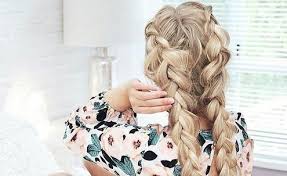 Tressez les deux mèches du devant à plat des racines jusqu'aux pointes et attachez chaque tresse dans un élastique fin. Coiffure 5 Tutos Pour Des Tresses Absolument Canons