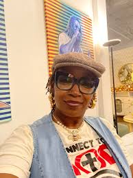 Group I have a question? How do y'all feel about mixing Lo with other  brands. I've seen it in here. It's just my preference but I don't mix  nothing, Shoes either. Lo