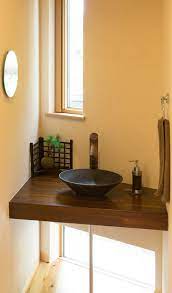 建築実例 杉特有のコントラストが美しい 平屋風自然派志向の家 建築実例 庭を抱いて くの字 に建つ 縁側のある平屋風の家 秦野市 新進建設株式会社 秦野市 伊勢原市 小田原市 平塚市の新築注文住宅 リフォーム インテリアアイデア シンプルなインテリア