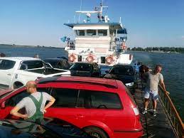 Pompierii galateni, alaturi de angajati ai firmei de salubritate, intervin miercuri pentru curatarea zonelor trecerii bac peste dunare de la galati si a portului de ambarcatiuni usoare, care sunt pline de tone de gunoaie aduse de ape, in urma inundatiilor din ultimele zile. UmilinÈa De La Trecere Bac GalaÈi O OrÄ Èi 34 De Minute Ca SÄ Treci DunÄrea Cu MaÈina Firma Psd Face Profit De 5 Milioane De Lei Èi Fraierii AÈteaptÄ La BarierÄ