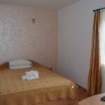 Pensiunea rouademunte are in dotare 7 camere, 3 camere cu pat matrimonial si 4 cu doua paturi, toate utilate si dotate conform clasificarii de 3 stele.( Pensiunea Roua De Munte BÄile Herculane Revngo Com