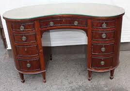 Magnificent desk entirely handmade with beautifully matched walnut veneers. Mahogany Kidney Desk Dressing Table With Glass Top Antiques Atlas