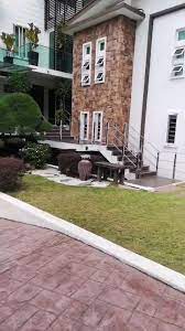 Dalam video tersebut, pengacara terkenal sharifah shahirah dan rakan artis beliau iaitu sasha saidin telah membuat 'tour' ke rumah maria untuk melihat sendiri persekitaran rumah itu dari dalam. Live Open House Raya Di Rumah Datin Autentik Katering