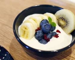 豆乳ヨーグルトとフルーツの画像