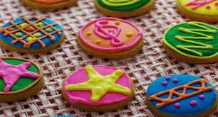 Benar, makanan yang biasanya kita kenal dengan butter sehingga menciptakan rasa yang gurih lalu diadoni dengan beberapa chocolate chip yang manis, membuat camilan ini menjadi makanan favorit semua orang di seluruh dunia. Natural Cooking Club Kukis Hias