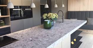 Von holz über kunststoff bis granit, wir finden die richtige arbeitsplatte für ihre bedürfnisse und anforderungen! Arbeitsplatte Granit Imperiale Brown Bernit Fliesen Naturstein Salzburg Wien Strasswalchen