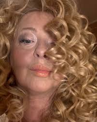 Z takim lookiem mogę wejść w tę pluchę …. Słońce w sercem…makijażu!!! Już  wkrótce wracam na plan kuchennych rewolucji a ja w takiej formie !!!  🤍🤍🤍🤍🥰🥰🥰🥰🥰🥰 jak Wam się podoba ????💋💋💋💋💋💋 ściskam