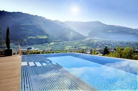 Les alpes culminent à 4 809 mètres, au sommet du mont blanc.on recense 82 sommets majeurs de plus de 4 000 m d'altitude (48 en suisse, 38 en italie et 24 en france). Hotel Preidlhof Un Hotel Spa Romantique Dans Les Alpes Italiennes Luxe Wellness Club