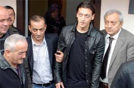 Özil, ben mesut'un yerinde olsam, teşekkür eder 'buraya kadar' derim. Ozil Baba Ocaginda