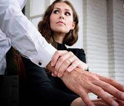 مزاحمت های جنسی در محل کار برای زنان؛ خانم ها هوشیار باشید