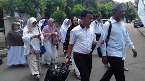Keuntungan dari memiliki uang balik diatas 1 lembar adalah anda bisa lebih banyak mendapatkan keuntungan dalam sekali belanja, misalkan anda belanjakan 5 lembar. Baca Yasin 40 Kali Bos First Travel Didoakan Tak Selamat Dunia Akhirat