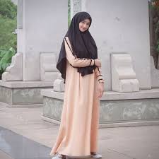 Biar kamu tidak penasaran dengan baju renang muslimah, yuk kita lihat bagaimana model bajunya zaskia sungkar terlihat mengenakan baju renang muslimah yang simpel berwarna ungu tua dengan motif berwarna pink. Inilah 12 Gaya Hijab Syar I Untuk Remaja Ala Bella Almira Dipakai Sehari Hari Nggak Kelihatan Tua
