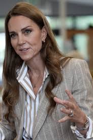 Like mother, like daughter: Carole Middleton mirrors Kate's latest look in  stripes at Wimbledon