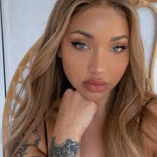 Stephanie Chiasson's Instagram, Twitter & Facebook