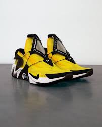 Black And Yellow Nike Huaraches The Latest Take On The Tinker Hatfield Designed 1991 Huarache Is Equipped With Nike S Fitadapt Technology That P Sneakers Men Fashion Sneakers Men New Sneakers