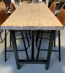 hoge tafel met ruig blad van elmhout en stalen onderstel eetkamertafel antieke tafels tafels van oud hout landel hoge tafel eetkamertafel antieke tafels
