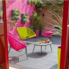 Chaises Et Table De Jardin Aux Couleurs Vives Pour Un Ete Tendance Decoration Terrasse Decoration De Terrasse Exterieure Table De Jardin