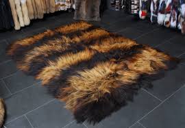 Mit einem im vergleich zu anderen kunstfellen hohen gewicht und 6 cm felllänge ist das fell besonders dicht und weich. Feuriger Lammfell Teppich In Schwarz Beige 100 Naturlich