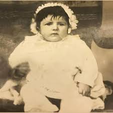 عرفت في السينما باسم شادية حيث كان والدها المهندس الزراعى أحمد كمال. Ø´Ø§Ù‡Ø¯ Ø±ÙˆØ§Ø¯ Ø¥Ù†Ø³ØªØ¬Ø±Ø§Ù… ÙŠØªØ¯Ø§ÙˆÙ„ÙˆÙ† ØµÙˆØ±Ø© Ø§Ù„ÙÙ†Ø§Ù†Ø© Ø´Ø§Ø¯ÙŠØ© ÙˆÙ‡Ù‰ Ø·ÙÙ„Ø© Ø±Ø¶ÙŠØ¹Ø© Ù…Ø¨ØªØ¯Ø§