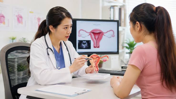 Theo d&otilde;i thời gian, lượng m&aacute;u v&agrave; triệu chứng đi k&egrave;m gi&uacute;p nhận biết sớm những bất thường trong giai đoạn đầu thai kỳ