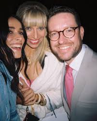 I kick & I stretch. Brussels. 🎞️ Happy Birthday Heidi. 🏄🏻‍♀️ Farmer in  the dell. 👨🏻‍🌾 Light being. 🕊️