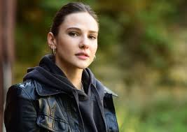 Maraşlı dizisi ocak ayında yayına girmesi planlanıyor. Marasli Nin Yildizi Alina Boz Mahur Karakteriyle Izleyicileri Etkisi Altina Alacak