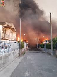 Fiamme alte anche nello stabilimento balneare le capannine. T1ewnpwhzxuoom