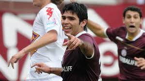 En août 2010, il est transféré de l'instituto au club atlético lanús 2, avec lequel il découvre la première division argentine.surnommé el chino (le chinois), il réussit. A Pesar Que Lo Quiere Ramon El Chino Romero No Se Desespera Por Ir A River Mundo D