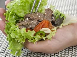 Jangan lupa diaduk sebelum dikonsumsi, ya! 5 Fakta Ssam Cara Membungkus Daging Bbq Korea Dengan Daun Segar