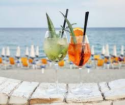 Il posto piu bello per fare l'aperitivo in riva al mare a ostia per me è il salus, sei praticamente sulla spiaggia con musica diffusa e una vastissima gamma di scelta per gli aperitivi alcoolici e analcolici. Un Aperitivo In Riva Al Mare Nirvana Piacevoli Momenti Di Serenita