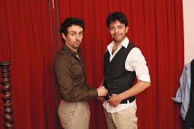 Deeply shaken by the death of maria joão abreu, the actor asked to be however, in this return to work, josé raposo will be able to count on a strong support, as the youngest son of the actor, ricardo raposo, is also part. Caras Ricardo E Miguel Raposo Partilham O Lado Mais Carinhoso E Intimo Do Pai
