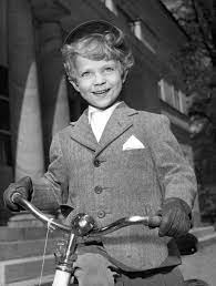 19 Fantastiska Bilder Fran Kungens Liv Svensk Dam Kungliga Familjer Kungligheter Amelie