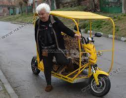 76-годишна яхна електрическа триколка, кара без книжка - Haskovo.NET