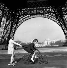Pin By Anna Sullivan On Paris Autour De La Tour Eiffel Robert Doisneau Pictures French Photographers