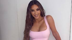 Shop @skims soft lounge and our @kkwbeauty & @kkwfragrance 12 days. Kim Kardashyan Primerila Vpechatlyayushie Obrazy Dlya Reklamnyh Snimkov