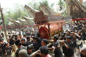 Yang harmoni dengan persekitaran mereka (maharam, 2009). Upacara Kematian Rambu Solo Di Tana Toraja Kuninghijau