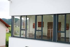holzkonstruktion mit verglasung windschutz selbstgemacht mit glasschiebeturen fenster anthrazit glasschiebetur fenster und turen