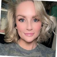 Kathryn Dahl's Instagram, Twitter & Facebook