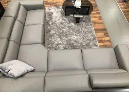 Oggi, con la stessa passione di un tempo, pasquale natuzzi segue personalmente le attività strategiche legate al rafforzamento della marca con investimenti in ricerca e innovazione prodotto. Natuzzi Clearance Stock