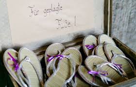 Passend zu den tischkarten können sie bei uns natürlich auch menükarten in diesen hochwertigen papierarten und stylischen designs kaufen. Uber 25 Tolle Ideen Fur Gastgeschenke Zur Hochzeit Weddix