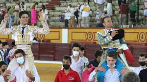 Ferrera corta en Badajoz un rabo a un toro que confundió - El Periódico  Extremadura