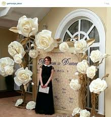 Los eventos son ocasiones para convivir y la decoracion es parte fundamental, pues es donde se deja ver en si, de lo que trata el evento y el motivo a celebrar, ademas de dar una cálida bienvenida a los invitados y poner ambiente de fiesta al lugar. Decoracion Con Flores Gigantes Para Boda Unas Decoradas