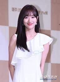 2021.06.14 12:37 pm '에이프릴' 이나은의 친언니가 동생의 과거 일기장을 공개했다가 역풍을 맞고 있습니다. Xz St5xr23vlom