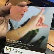 Cultura entre las manos